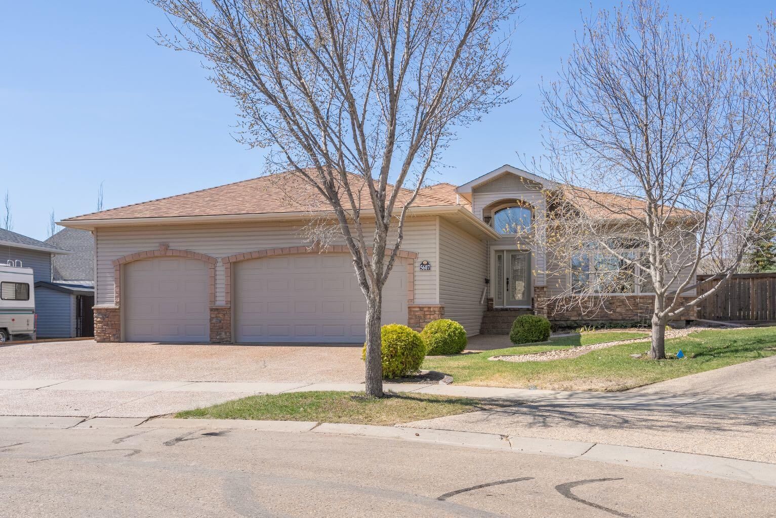 Property Photo:  5607 27 Avenue Close  AB T4V 5C2 