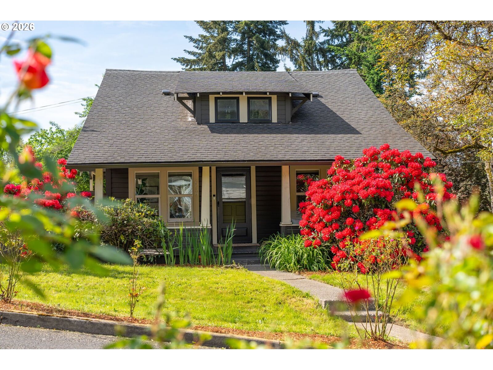 Property Photo:  608 SW Orchid St  OR 97219 