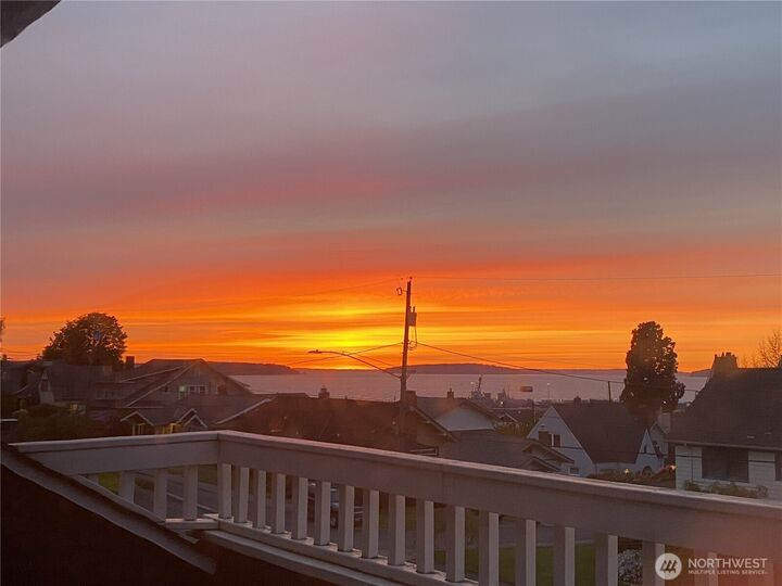 Property Photo:  712  33rd Street  WA 98201 
