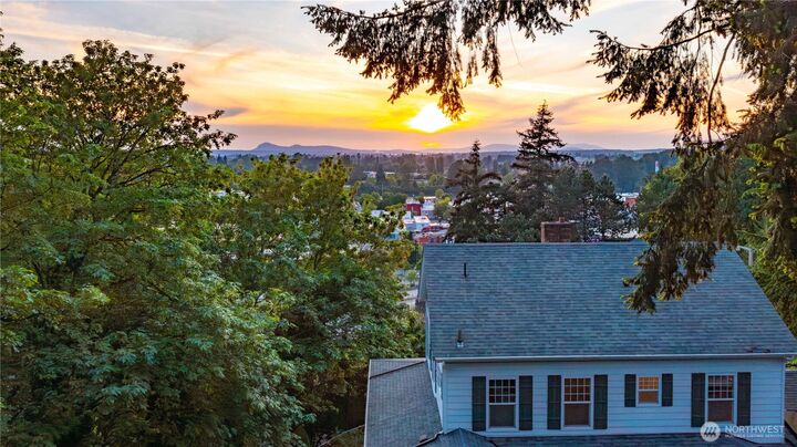 Property Photo:  405 S 7th  WA 98274 