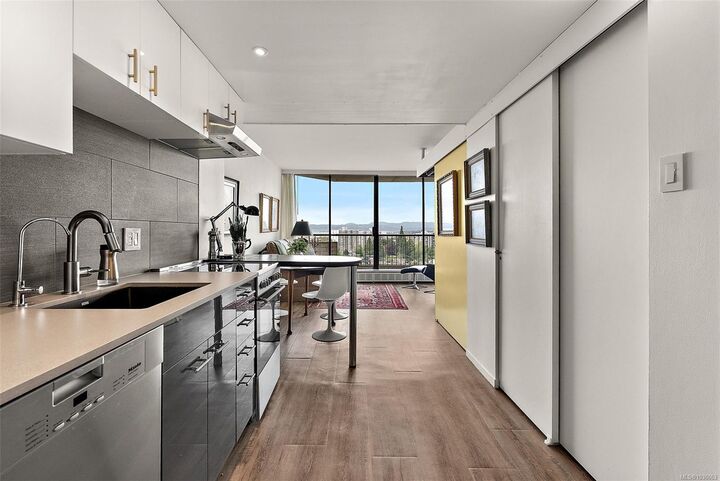 Property Photo:  620 Toronto St 1503  BC V8V 1P7 