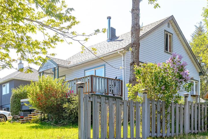 Property Photo:  44 Arbutus St W  BC V0R 2G0 