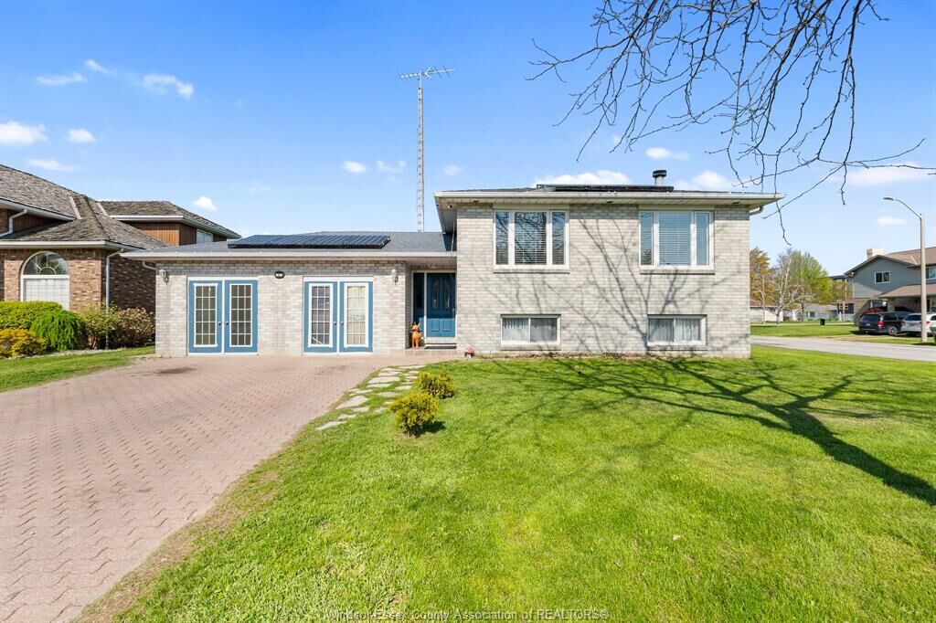 Property Photo: 80 Shawnee Court ON N8H 5A8