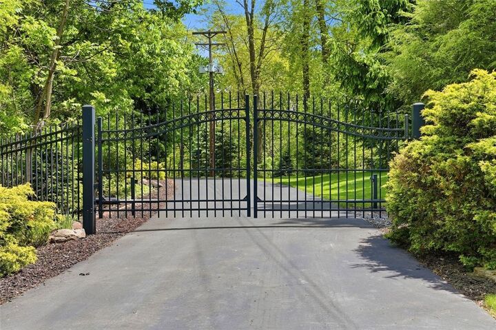 Property Photo:  1040 Chanticleer Dr  PA 15046 