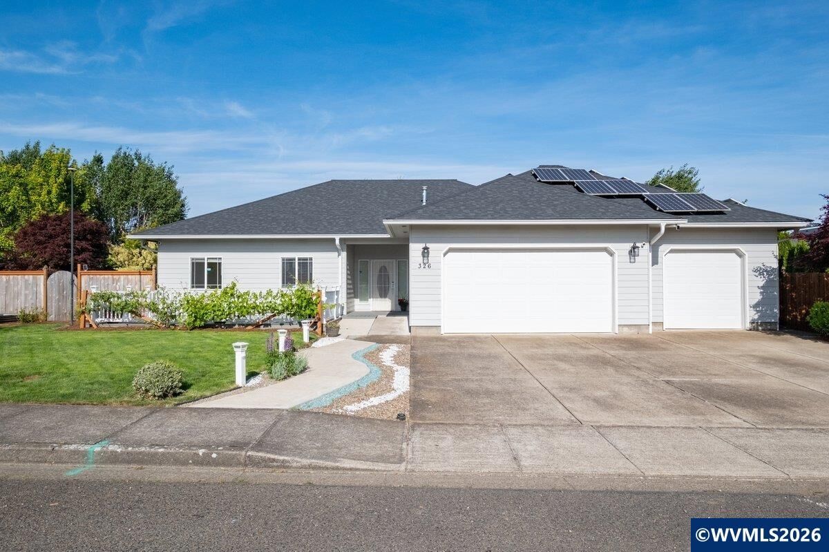 Property Photo:  326 NE Berry St  OR 97385 