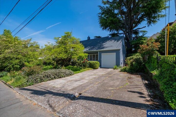 Property Photo: 1960 East Nob Hill St SE OR 97302