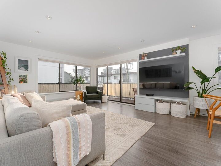 Property Photo:  127 E 4th Street 103  BC V7L 1H7 