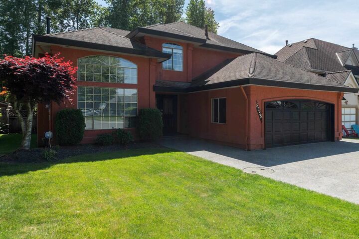 Photo de la propriété:  8588 141 Street  BC V3W 3A9 
