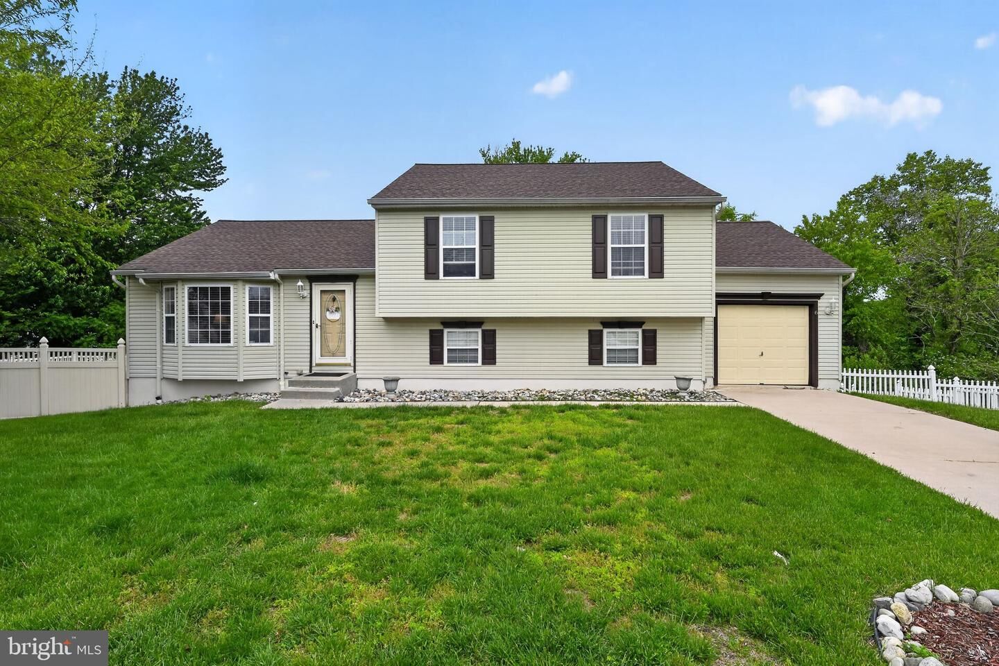 Property Photo:  6 Tulip Court  NJ 08096 
