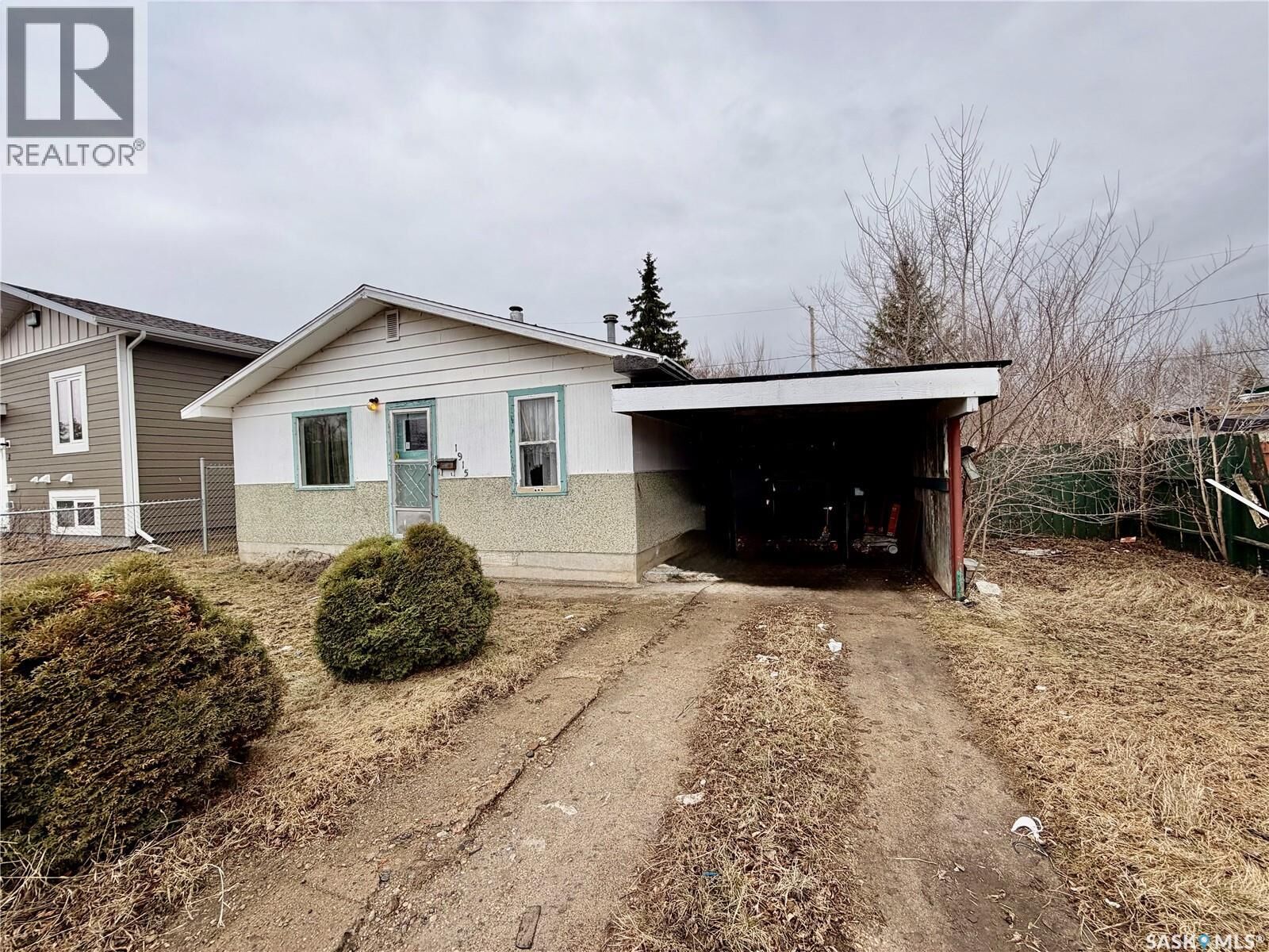 Property Photo:  1915 15th Street W  SK S6V 3V1 