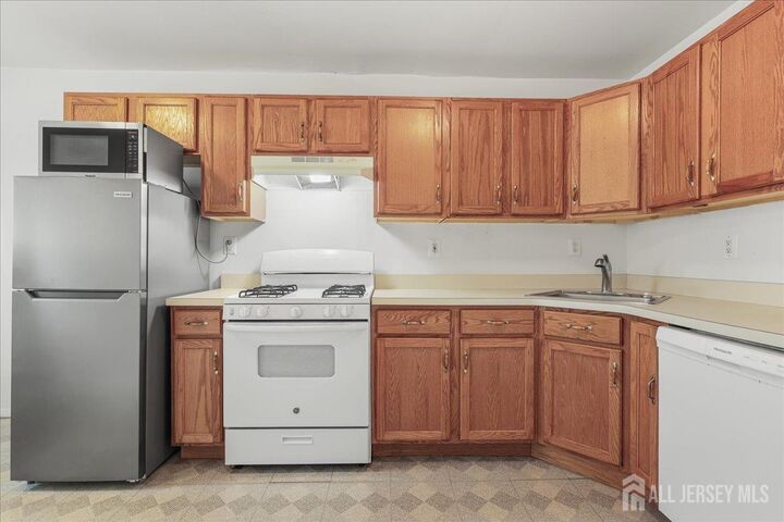 Property Photo: 7 Lake Avenue 4B NJ 08816