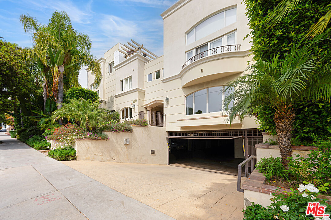 Property Photo:  1217 Yale St  CA 90404 