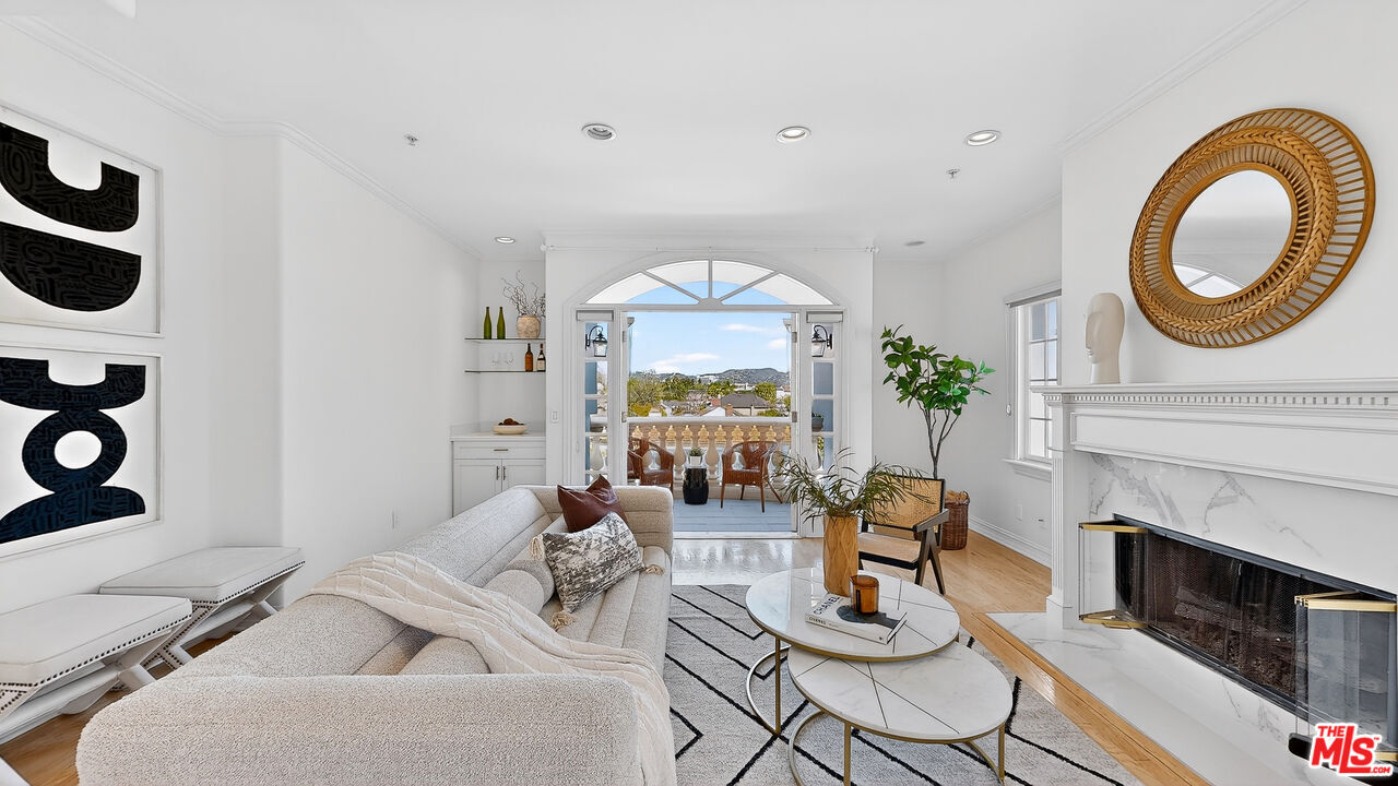 Property Photo:  9848 Vidor Dr  CA 90035 