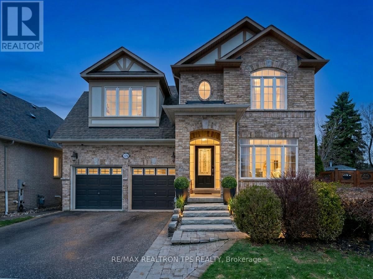 Property Photo:  555 Kingsfield Loop  ON L1K 0H8 