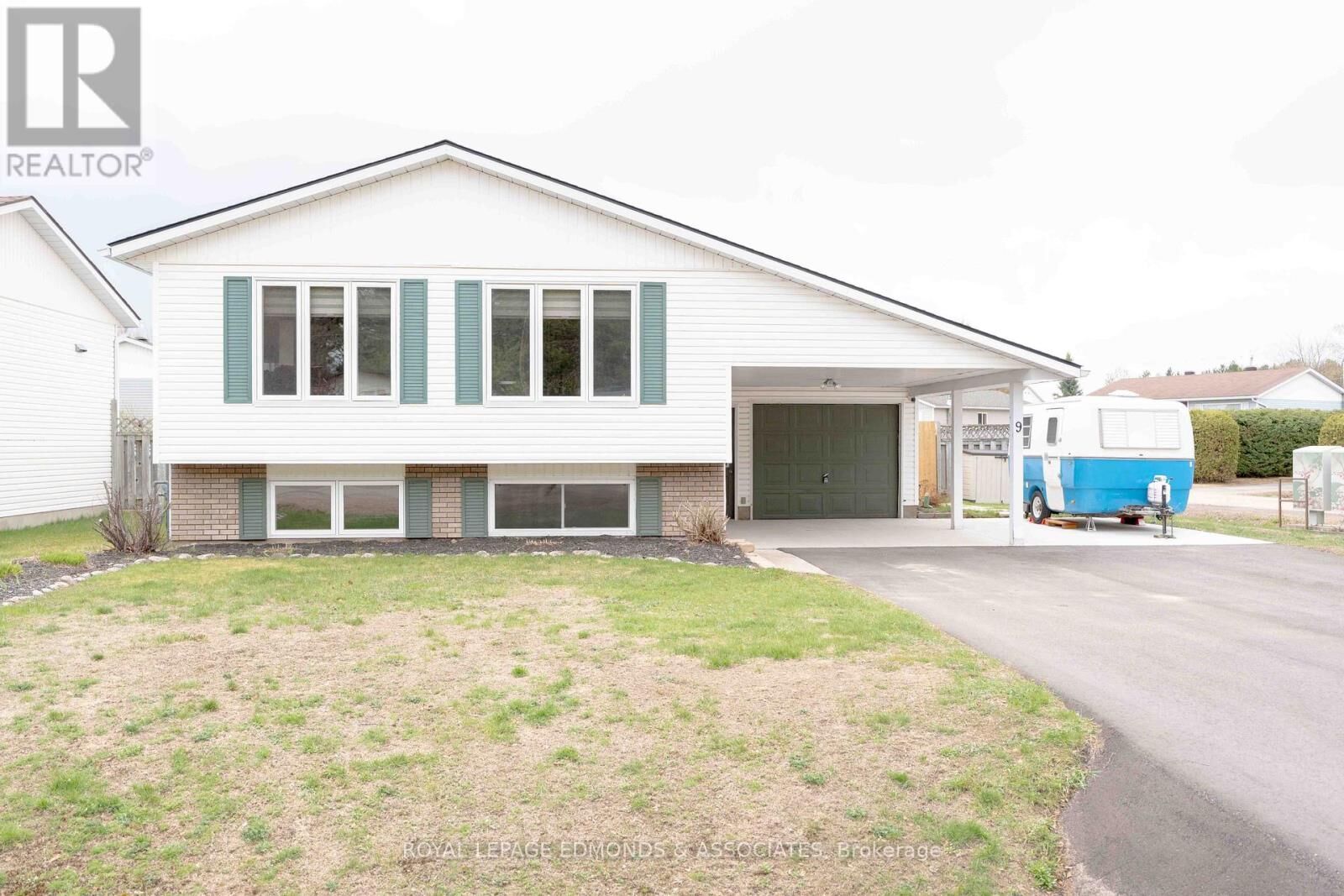 Property Photo:  9 Dutch Drive  ON K8H 3M2 