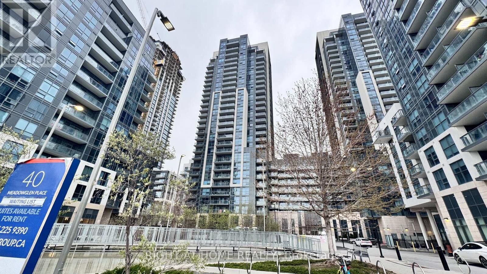 Property Photo:  20 Meadowglen Place 824  ON M1G 0A9 