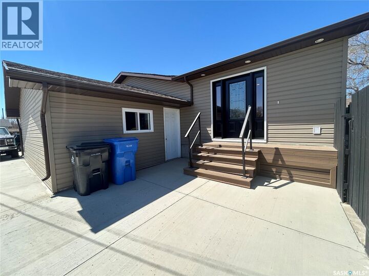 Property Photo:  1613 Dieppe Crescent  SK S4A 1W8 