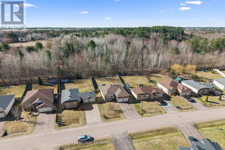 Property Photo:  669 Fairview Avenue South  ON K8A 8N4 