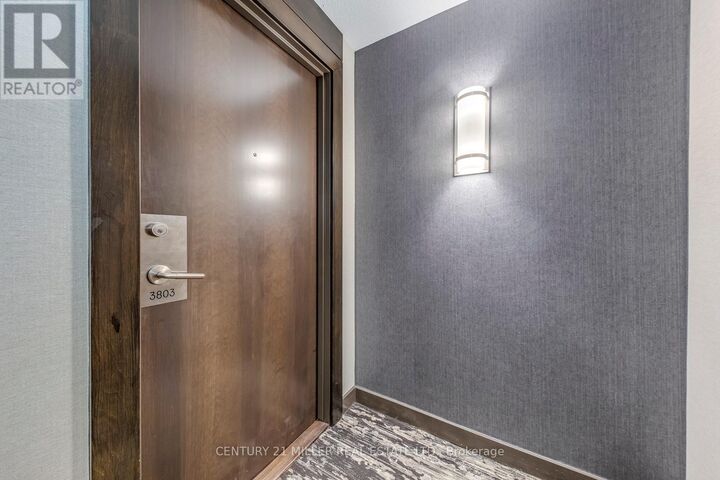 Property Photo:  125 Village Green Square 3803  ON M1S 0G3 