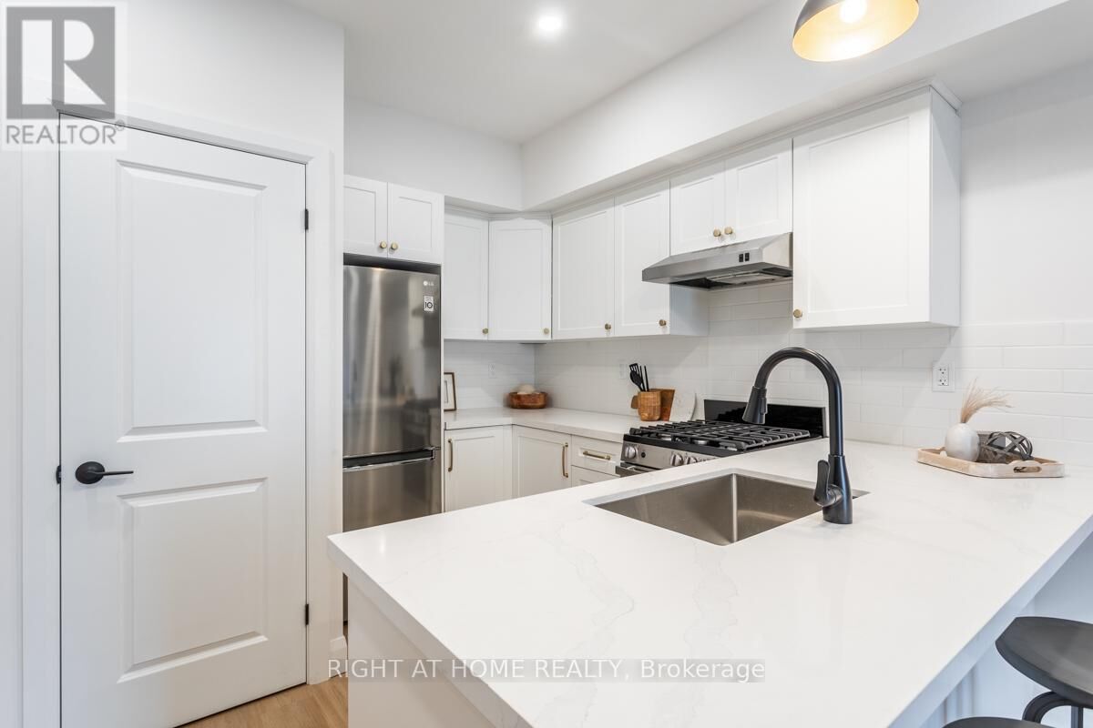 Property Photo:  113 Catharine Street North 1  ON L8R 1J5 