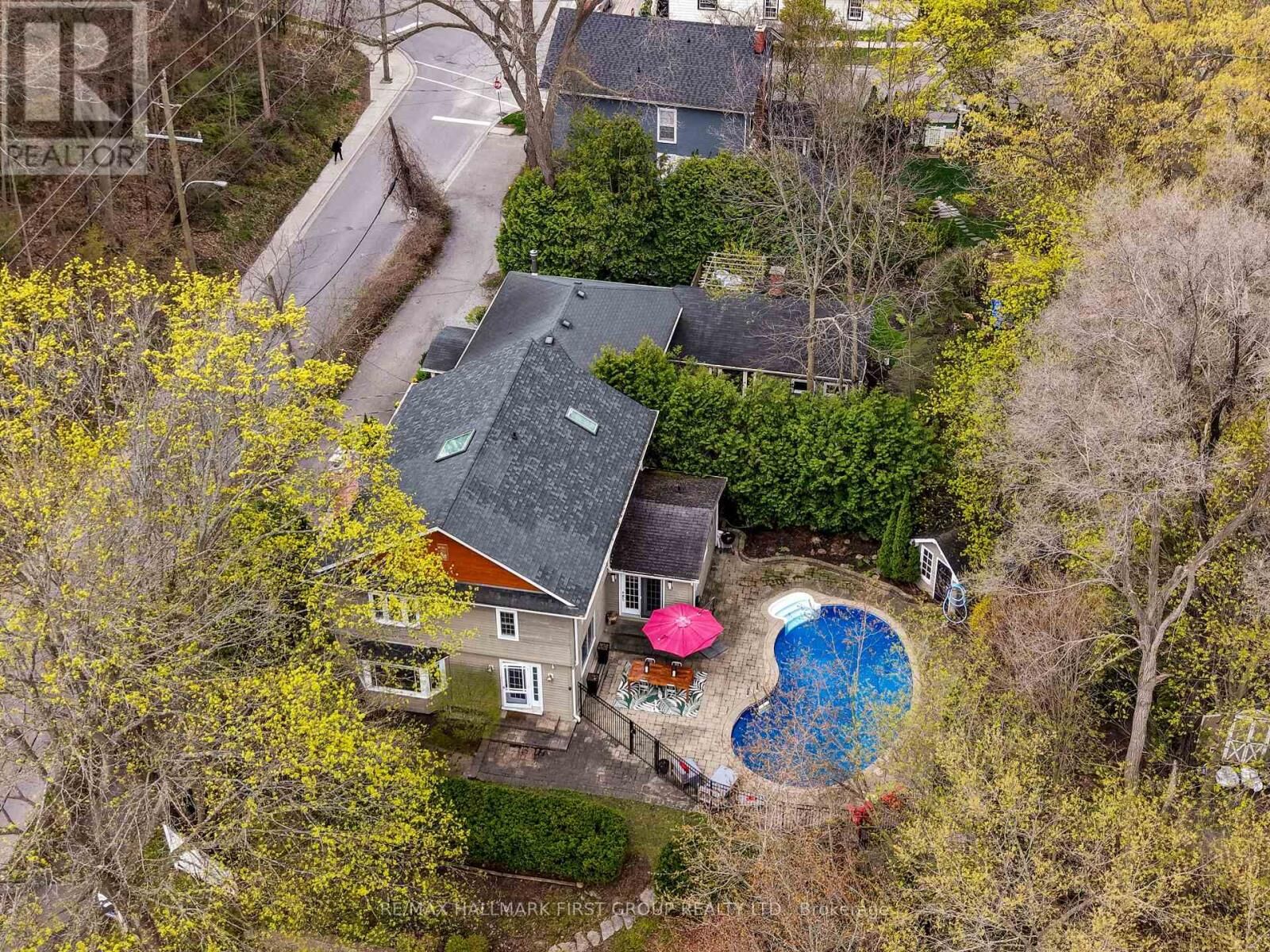 Property Photo:  54 Pine Street South  ON L1A 3E9 