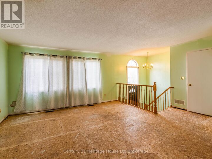 Property Photo:  14 Pebble Beach Court  ON N4S 8X1 
