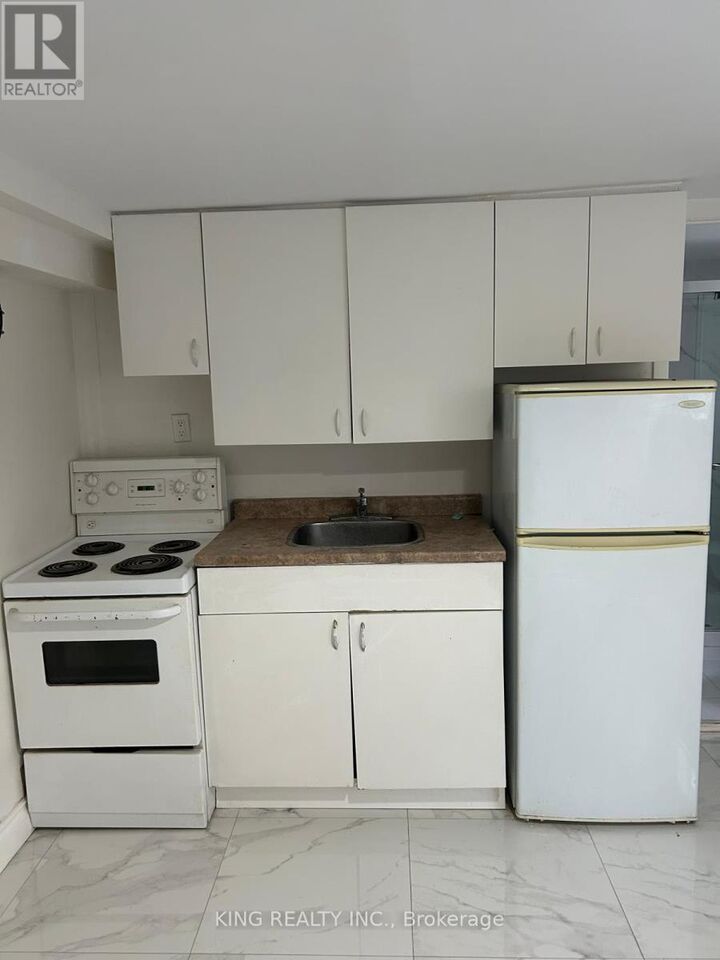 Property Photo:  2 Elm Grove Drive 2  ON M6K 2J1 