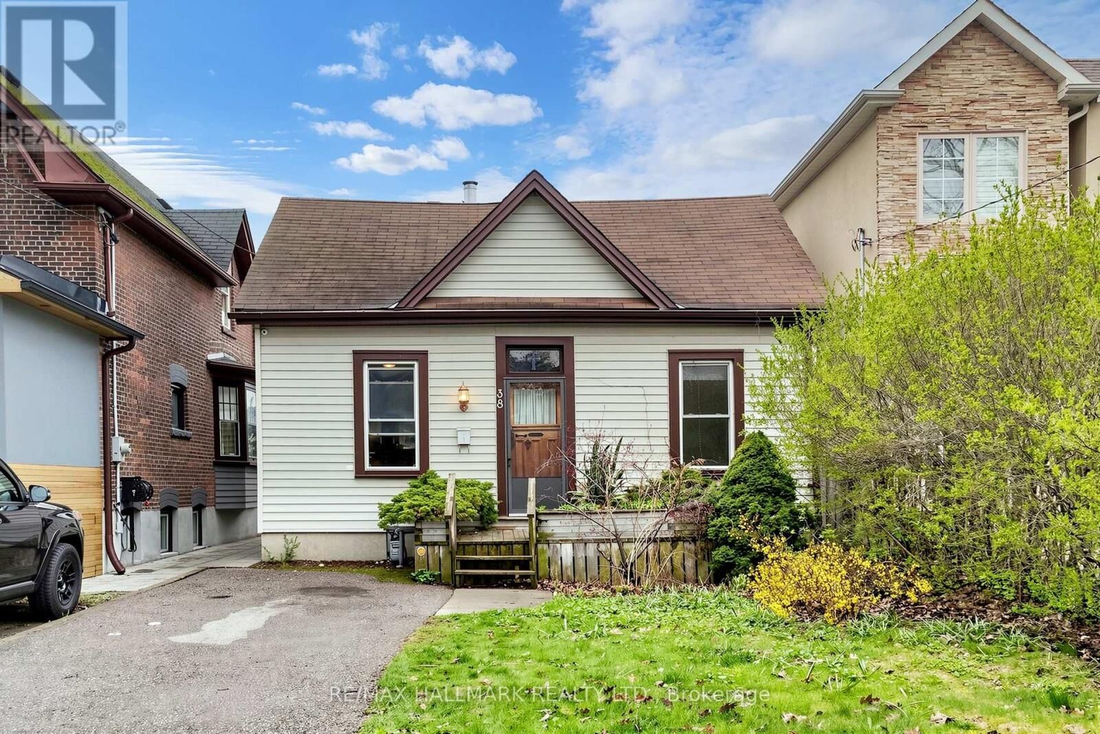 Property Photo:  38 Norwood Road  ON M4E 2S2 