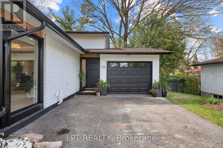 Property Photo:  19 Moorcroft Road  ON K2G 0M6 