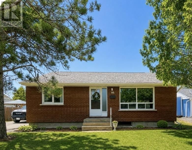 Property Photo:  45 Dingwall Pkwy  ON P8N 1T5 