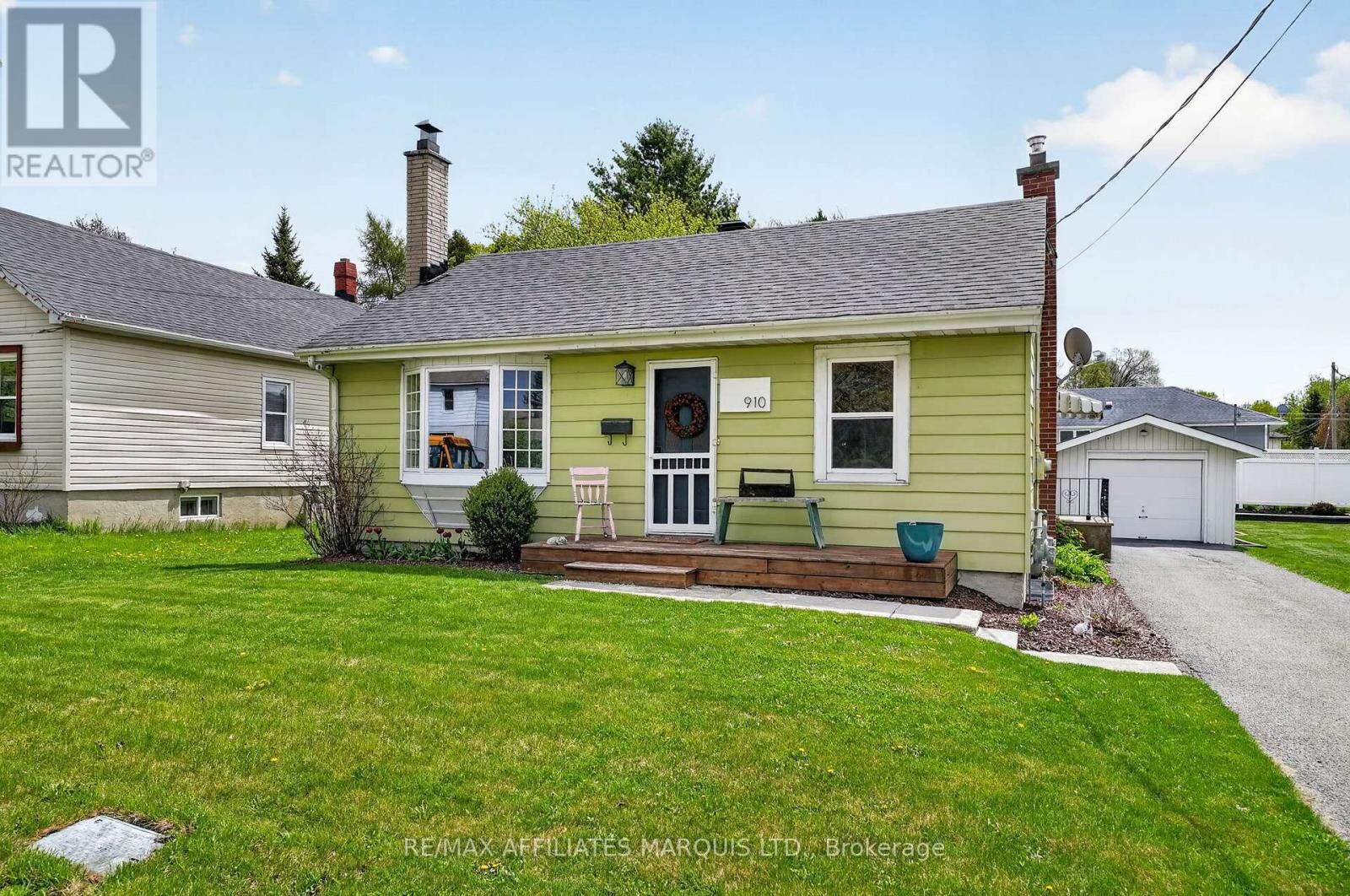 Property Photo:  910 Leonard Avenue  ON K6J 1L6 