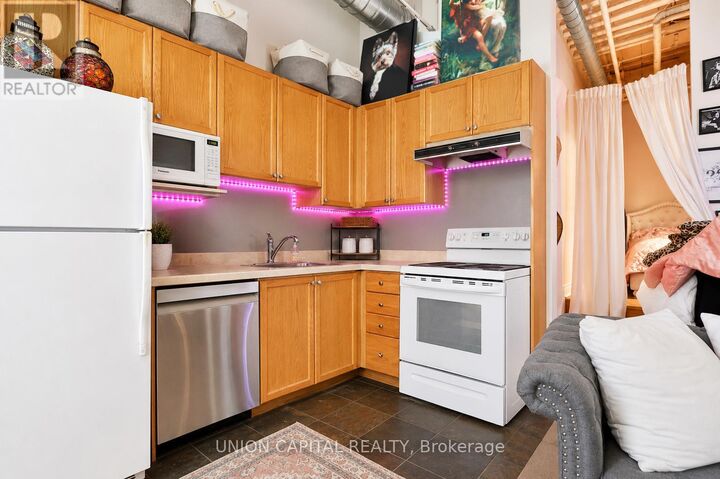 Property Photo:  71 McCaul Street 143  ON M5T 2X1 