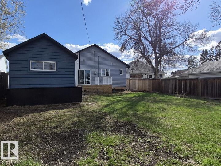 Property Photo:  5032 55 Avenue  AB T0B 4J0 