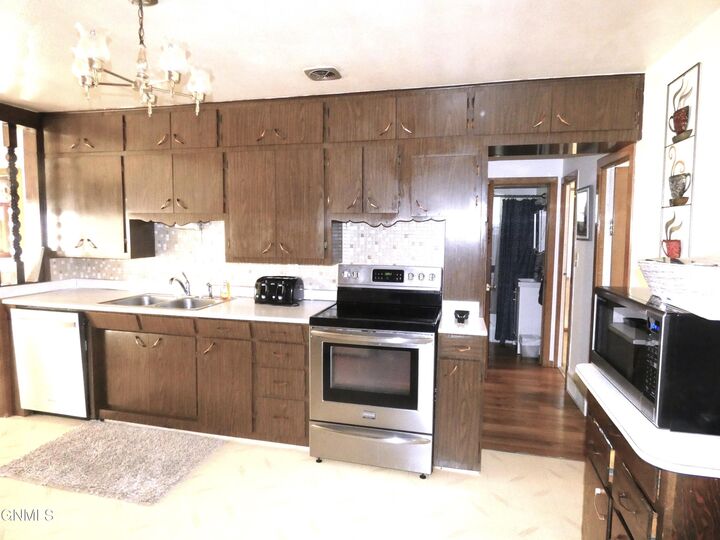 Property Photo:  608 2nd Street S  ND 58573 