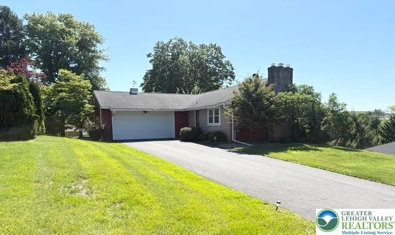 Property Photo:  34 Stonecroft Drive  PA 18045 