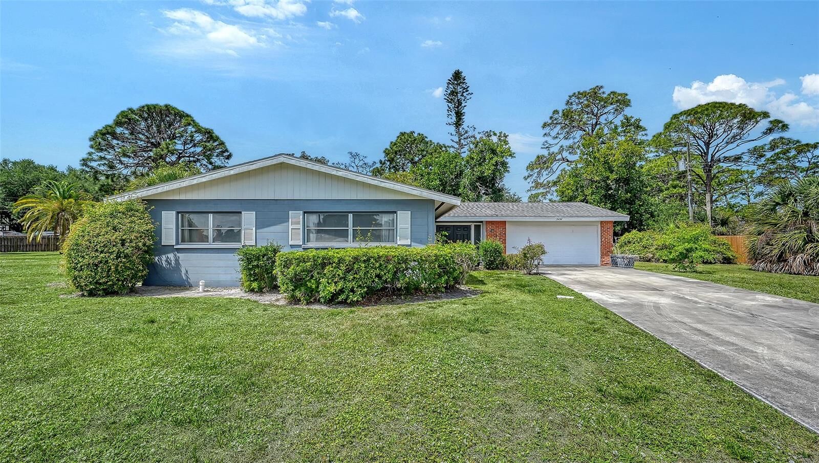 Property Photo:  2436 Breakwater Circle  FL 34231 