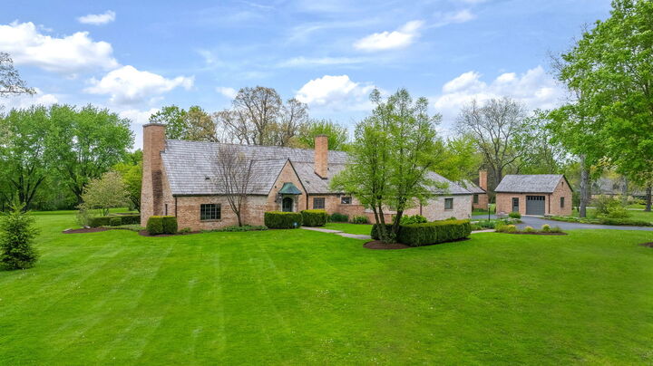 Property Photo: 33W480 Thorncroft Drive IL 60184