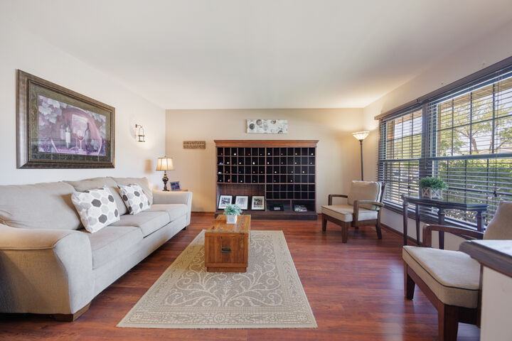 Property Photo:  974 Yorkshire Drive  IL 60133 