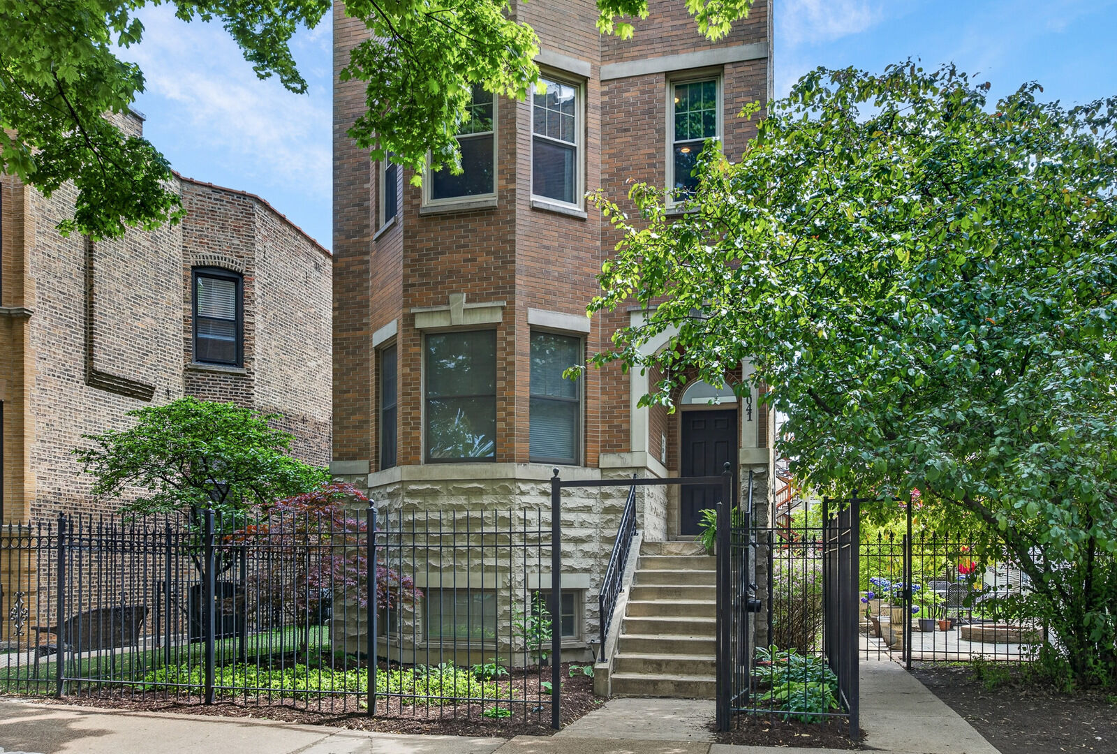 Property Photo: 1041 N Leavitt Street 2 IL 60622