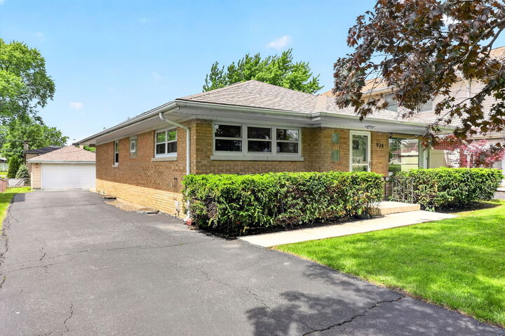 Property Photo:  924 S Hillcrest Avenue  IL 60126 