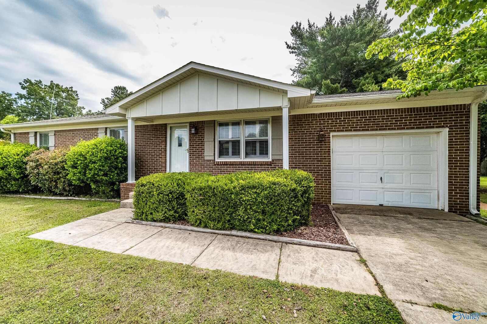 Property Photo:  106 Douglas Street  AL 35758 