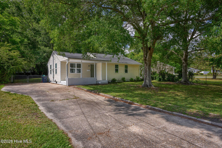 Property Photo:  901 Davis Street  NC 28540 