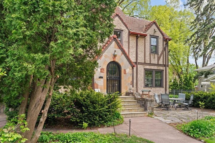 Property Photo:  504 Mississippi River Boulevard S  MN 55116 