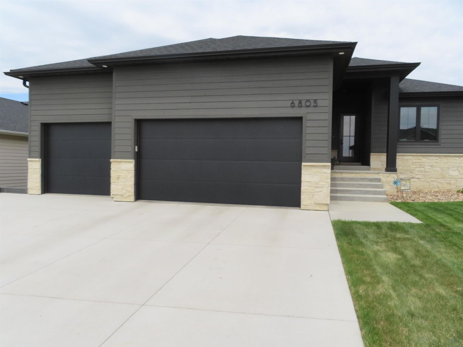 Property Photo: 6805 Prairie View Dr IA 51106