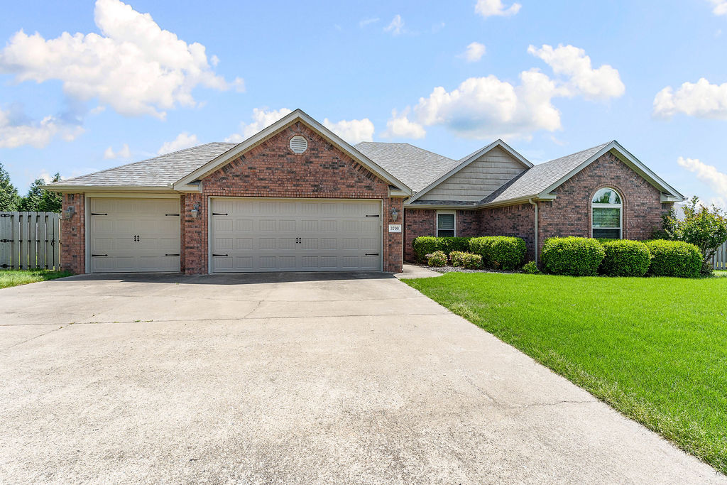 Property Photo:  3700 NE Oaktrace Avenue  AR 72712 