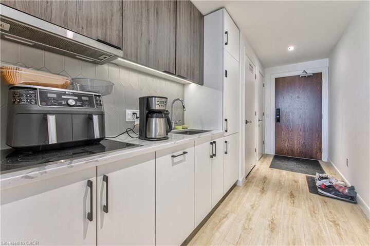 Property Photo:  741 King Street W 1504  ON N2G 1E5 