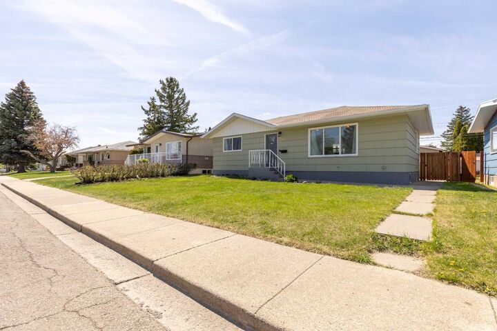 Property Photo:  1016 30 Street S  AB T1K 2Y3 