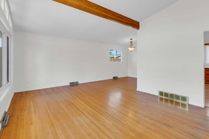 Property Photo:  827 Maplewood Crescent SE  AB T2J 1T3 