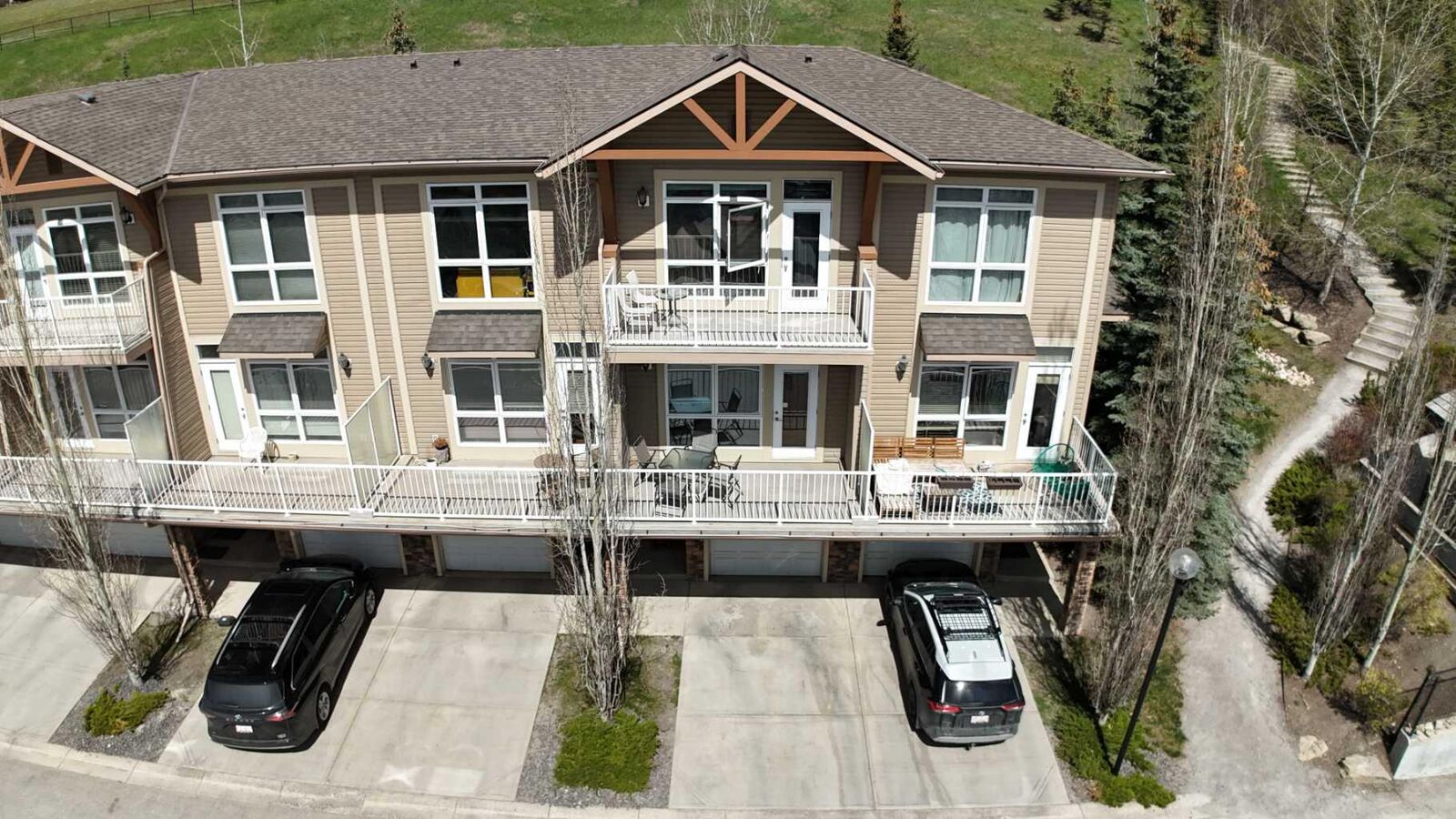 Property Photo:  172 Rockyledge View NW 8  AB T3G 6B2 