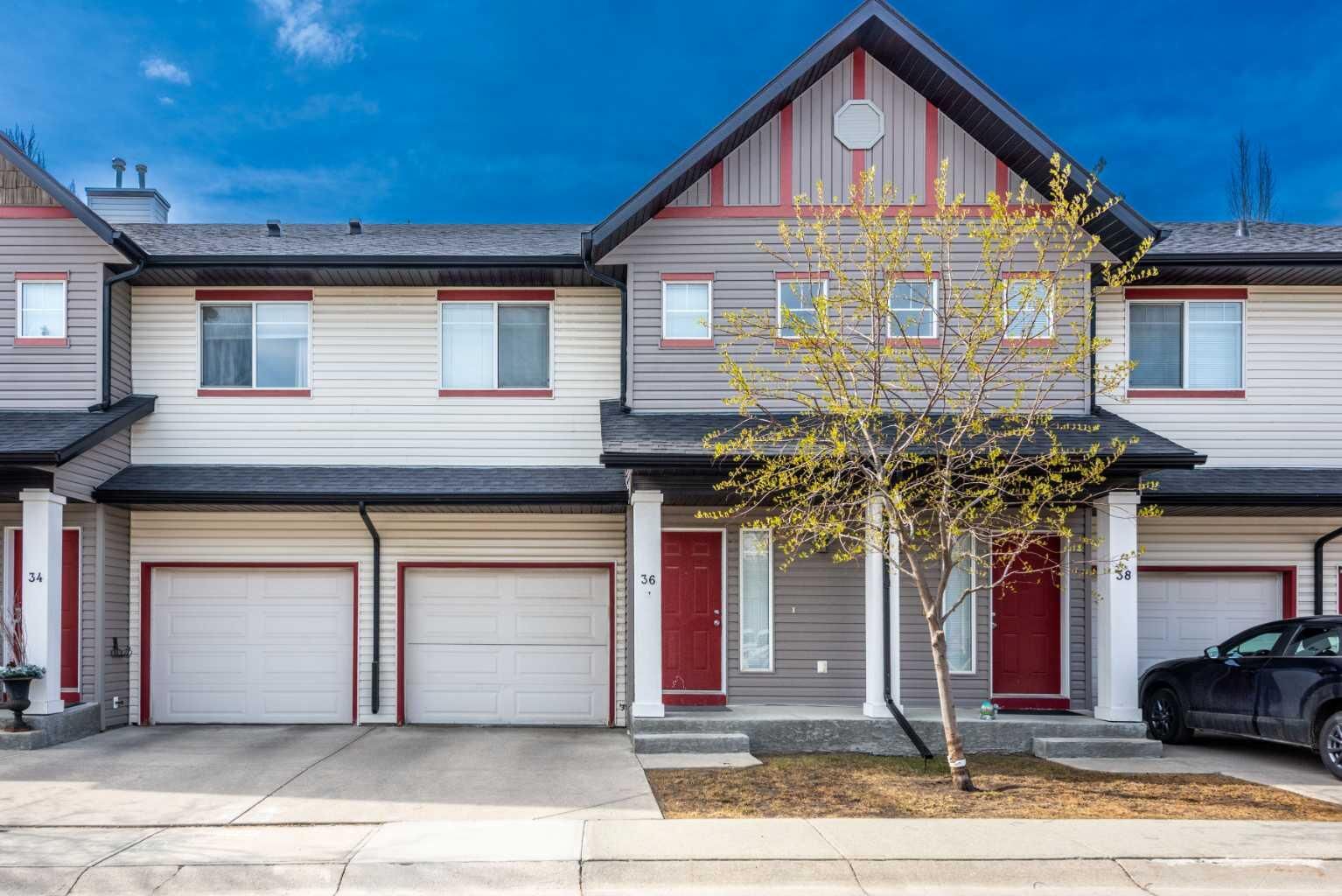 Property Photo:  36 Everridge Gardens SW  AB T2Y 0H1 